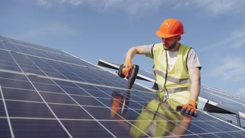 Entwicklung der Fotovoltaik-Anlagen und deren Versicherungsbedarf